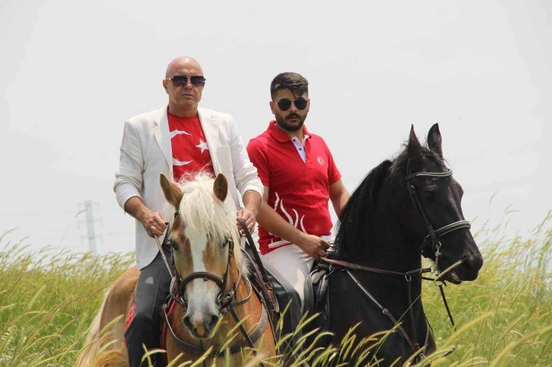 Atlarına binip oy kullanmaya gittiler
