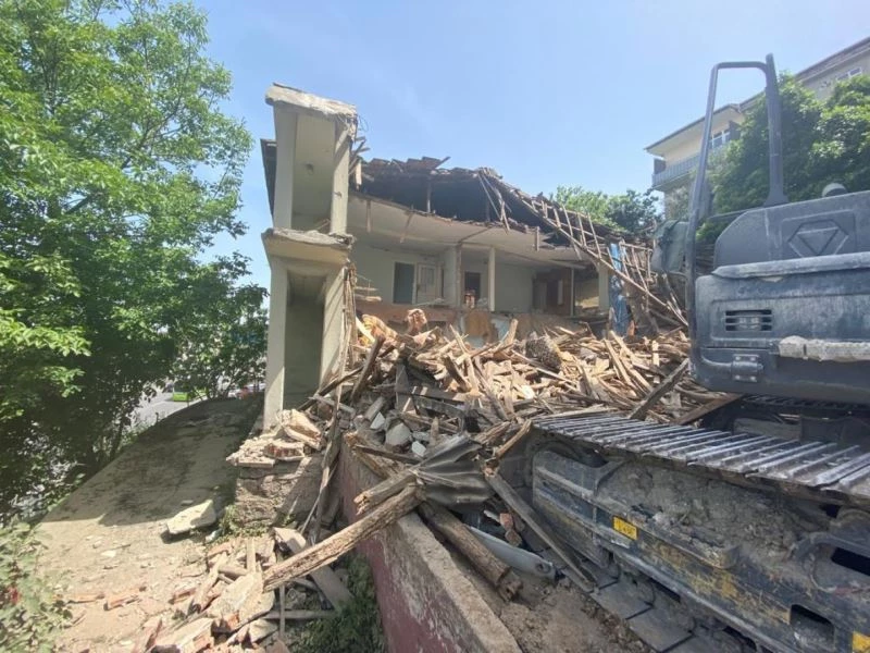 Hasarlı ve metruk yapıların yıkımı sürüyor
