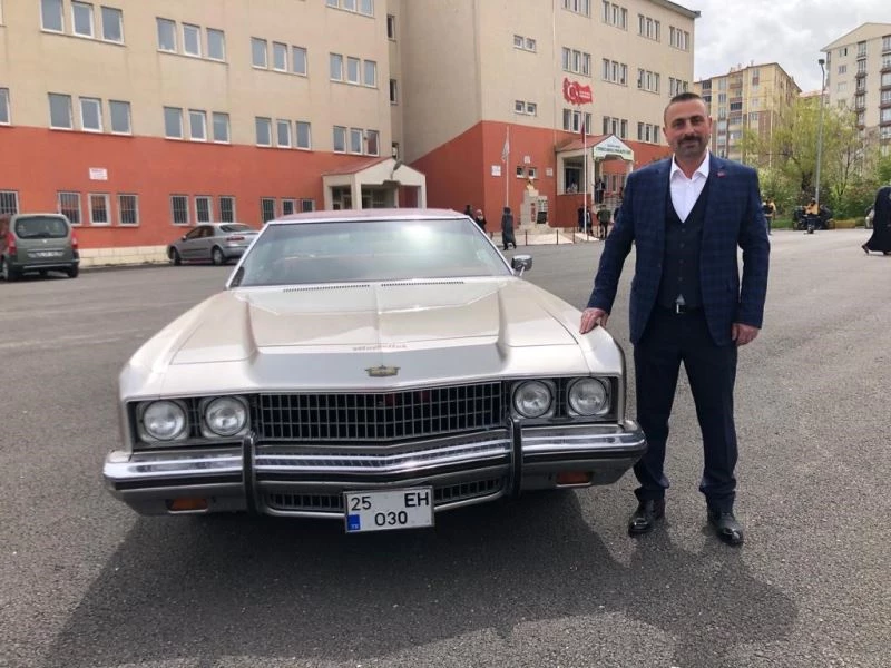 Merhum Alparslan Türkeş’in otomobiliyle oy kullanmaya geldi
