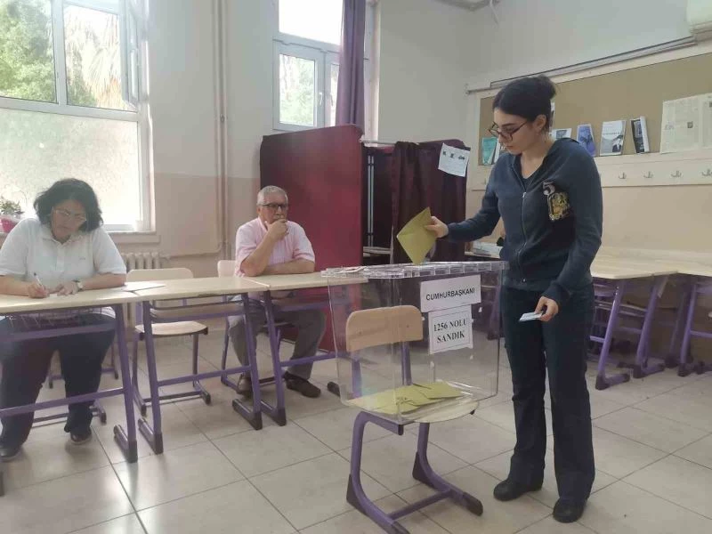 İzmir’de oy kullanma işlemleri başladı
