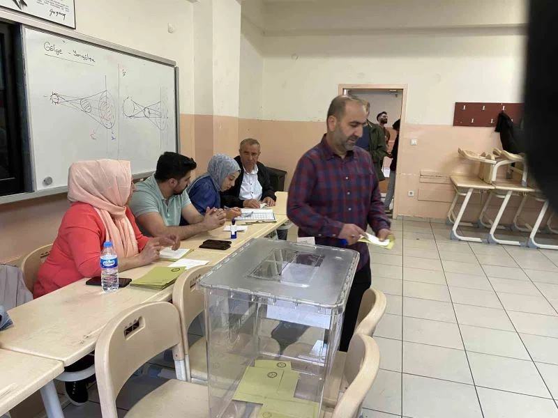 Küçükçekmece’de sabah okul önünde kuyruk oluşturan vatandaşlar oy kullanmaya başladı
