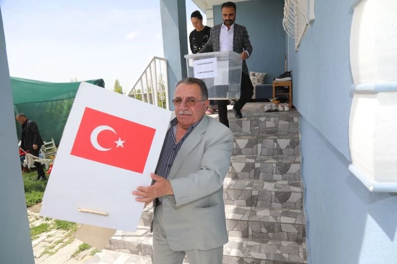 Başkale’de hasta ve engelli seçmen seyyar sandıkta oy kullandı
