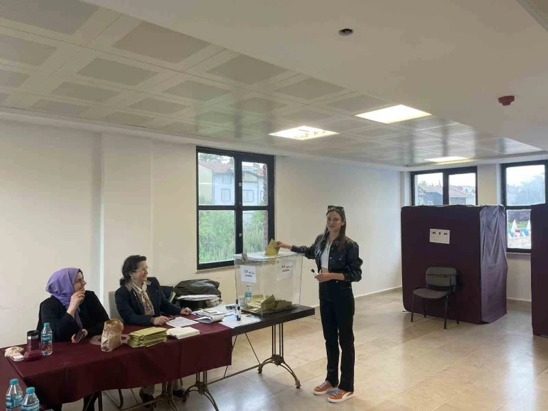 Ünlü oyuncu Alina Boz oyunu kullandı
