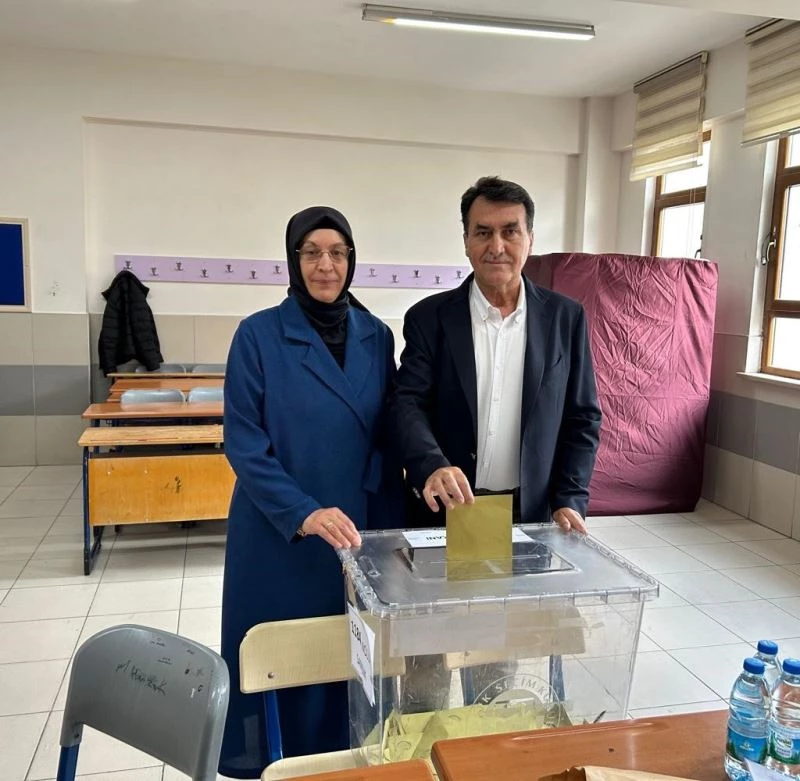 Başkan Dündar, oyunu kullandı
