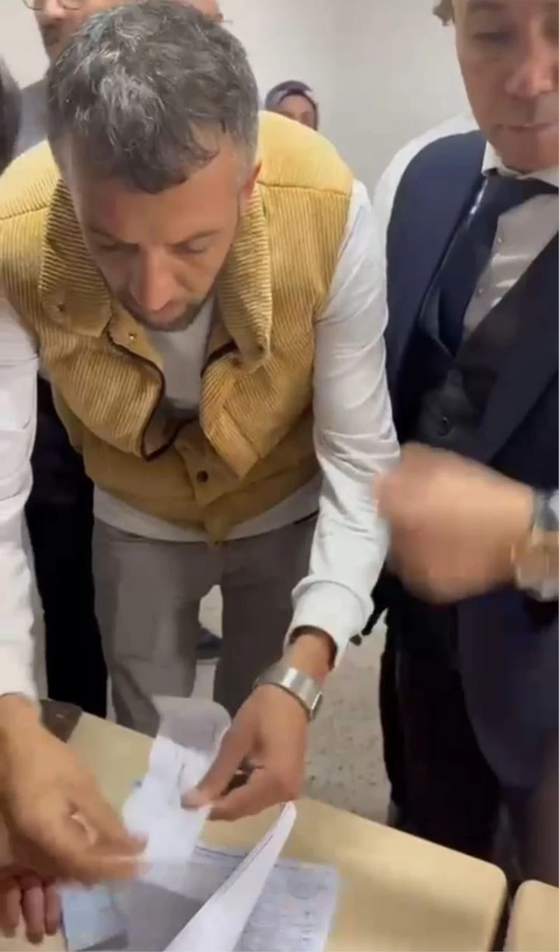 Ağabeyinin yerine oy kullanmak isterken yakalandı
