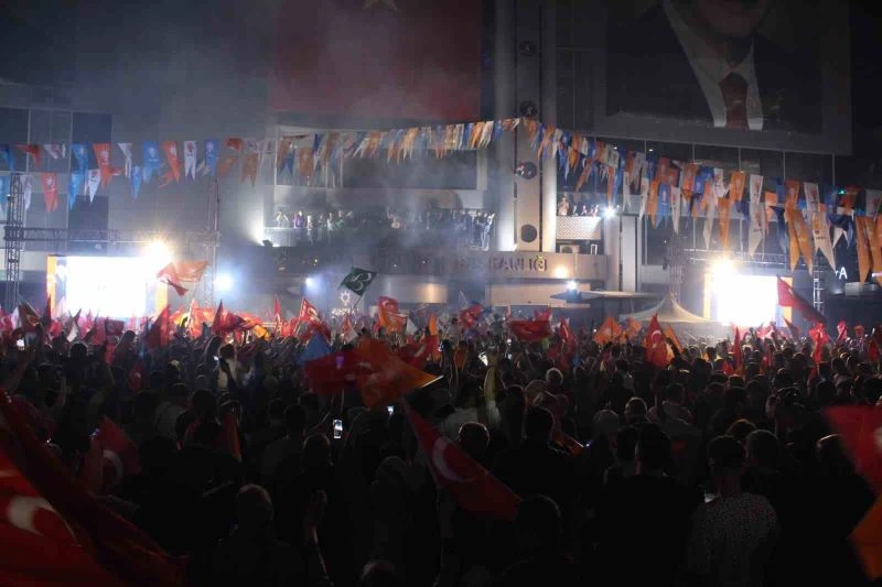AK Parti İzmir’den seçim kutlaması
