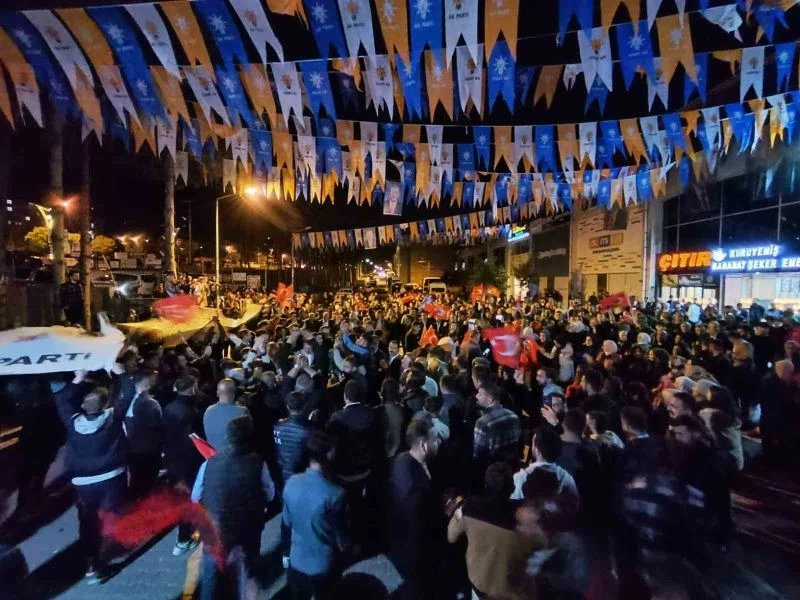 Cumhurbaşkanı Erdoğan’ın zaferi Bitlis’te kutlandı
