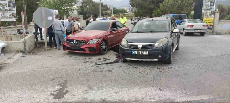Alanya’da 3 aracın karıştığı kazada 2 kişi yaralandı
