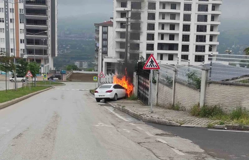 Park halindeki otomobil hareket edip direğe çarparak yandı

