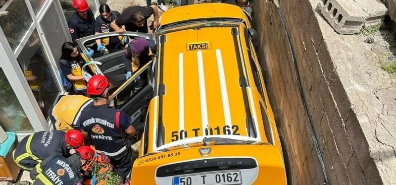 Kamyonetle çarpışan ticari taksi bahçeye düştü: 2 yaralı
