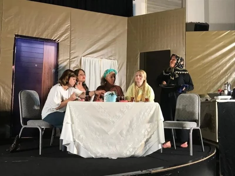 Kuşadası’ndaki tiyatro ilgi gördü
