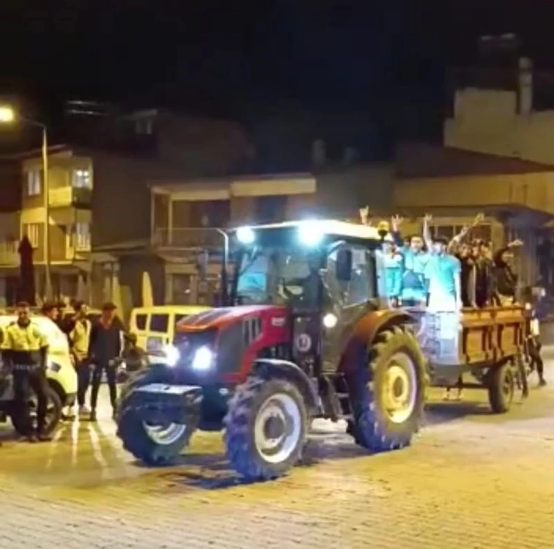 Adilcevaz’da vatandaşlar Cumhurbaşkanı Erdoğan’ın seçim zaferini traktörle kutladı
