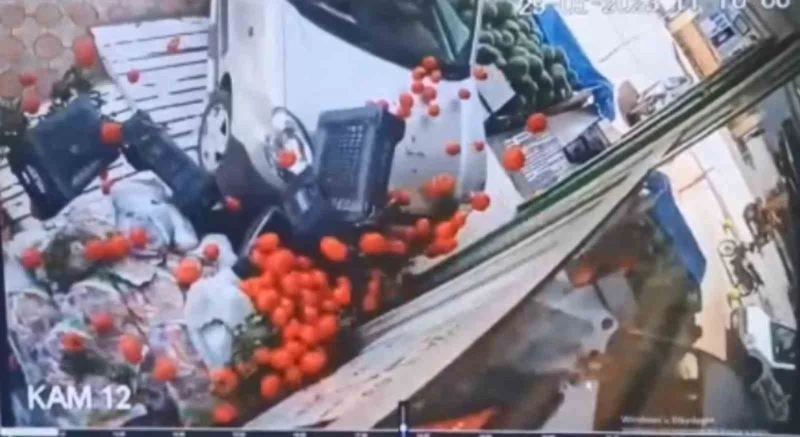 Hafif ticari araç markete çarptı, vatandaşlar saniyelerle kurtuldu

