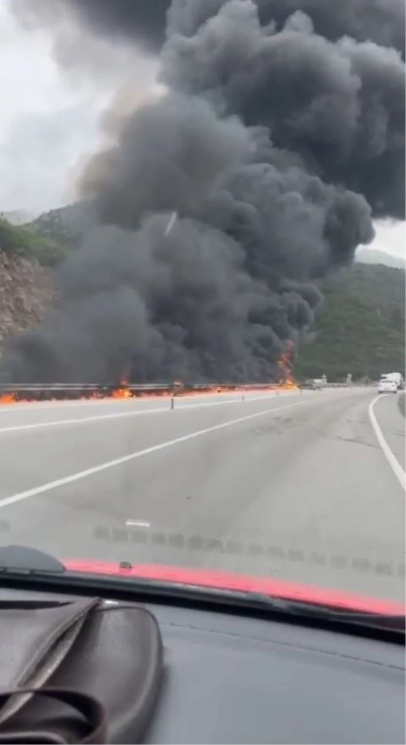 Boya yüklü tır alev alev yandı
