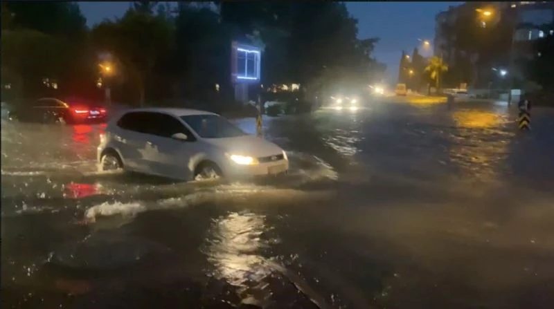 Antalya’da şiddetli yağmurda araçlar yolda kaldı
