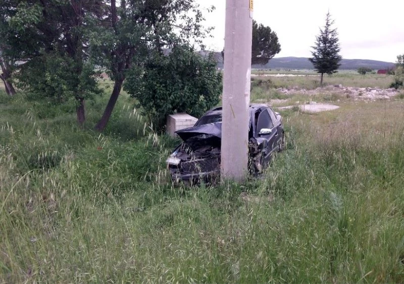 Otomobil aydınlatma direğine çarptı: 1 yaralı
