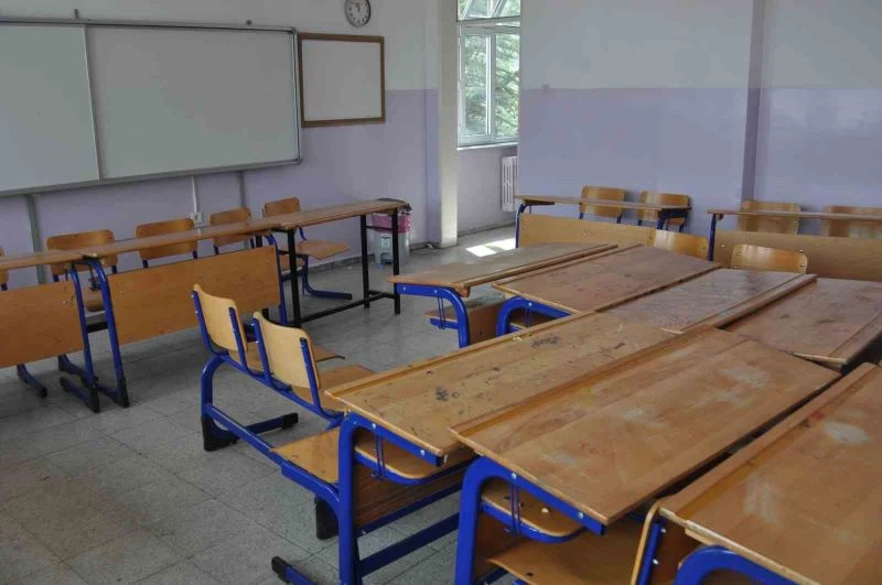 Okullarda seçim sonrası temizlik çalışmaları başladı
