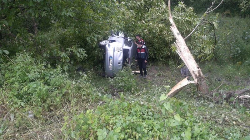 Yağışlı hava kazayı beraberinde getirdi, araçlar takla attı
