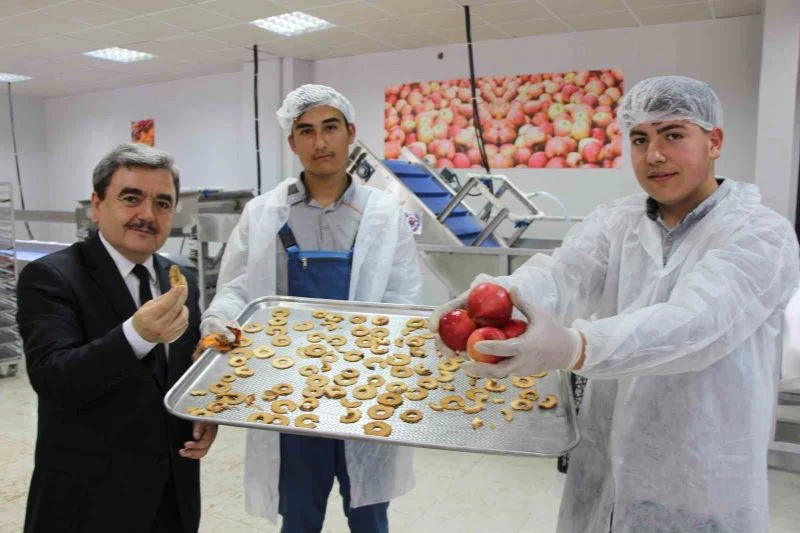 Amasya’da okulda meyve kurutma tesisi kuruldu, elma cipsi üretimine başlayan öğrencilerin hedefleri büyük
