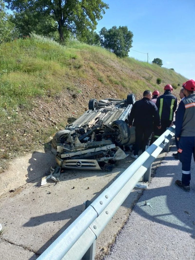 Gediz’de araç takla attı, 2 yaralı
