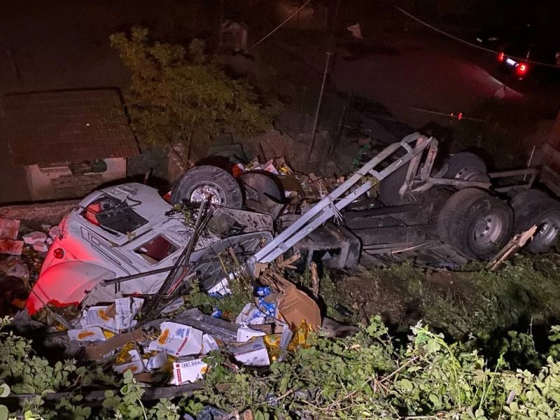 Sarıyer’de kamyon 10 metreden aşağıya uçtu: 1 yaralı
