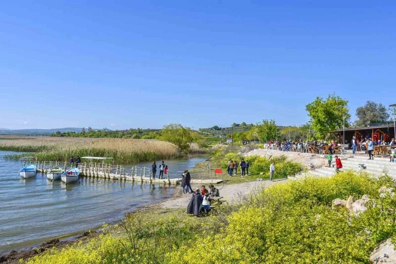 Bahar geldi, doğaseverler leylek köyü Eskikarağaç’a koştu
