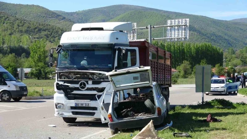 Tokat’ta tır ile otomobilin çarpıştığı kazada; tır şoförü gözaltına alındı
