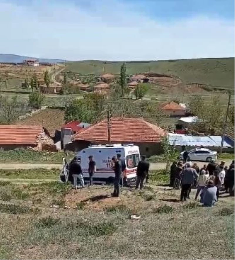 Cenaze çıkışı kabusu yaşadılar: Otomobil kalabalığa daldı, 6 kişi yaralandı
