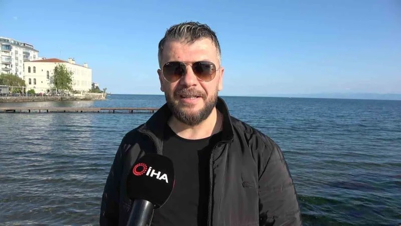 Denize düşen telefonunu kurtarmak için bacaklarından sarkıttı
