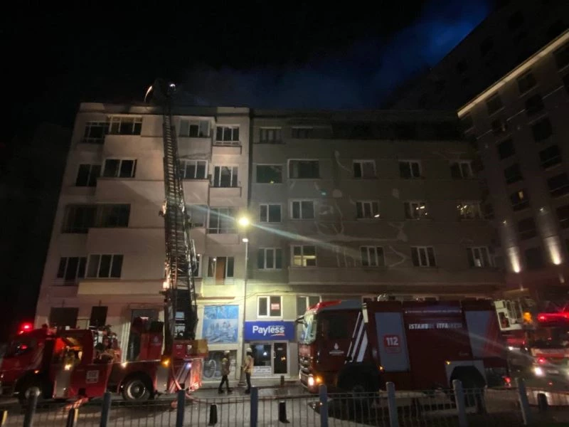 Beyoğlu’nda 5 katlı metruk binanın çatısı alev alev yandı
