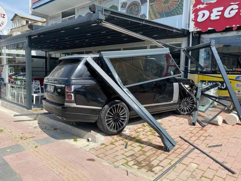 Lüks cip kafeye daldı, müşteriler ölümden döndü
