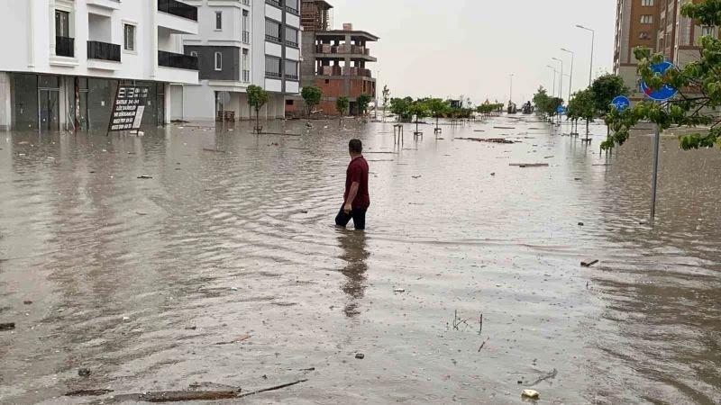 Araçlar suya gömüldü, sürücüler tepki gösterdi
