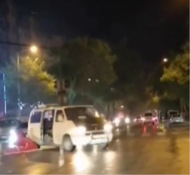 Seyir halinde kapısı açık minibüsten böyle düştü
