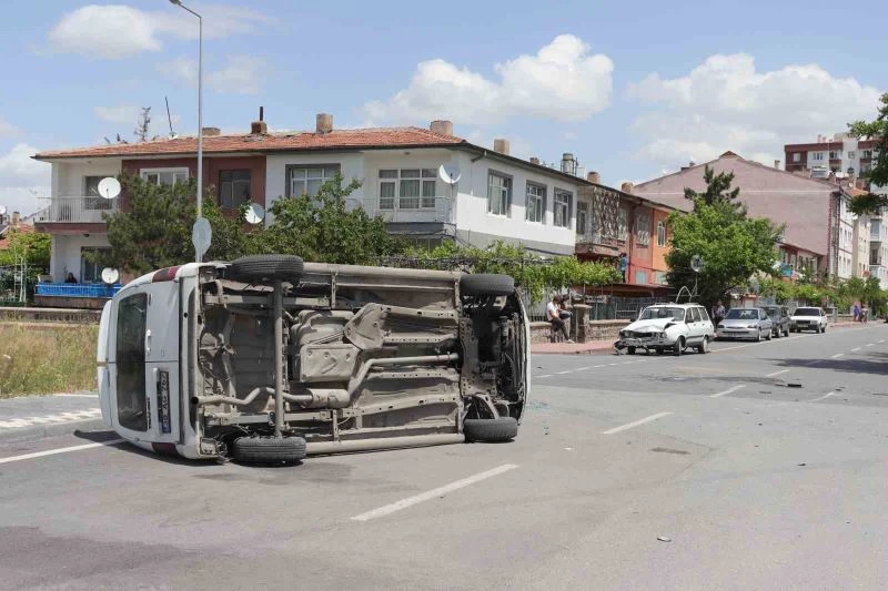 Otomobille çarpışan ticari araç yan yattı: 2 yaralı
