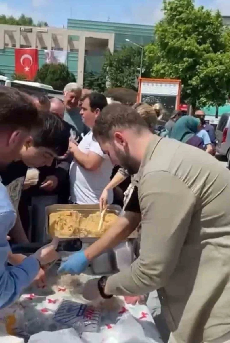 AK Parti Gençlik Kolları Kılıçdaroğlu için helva dağıttı
