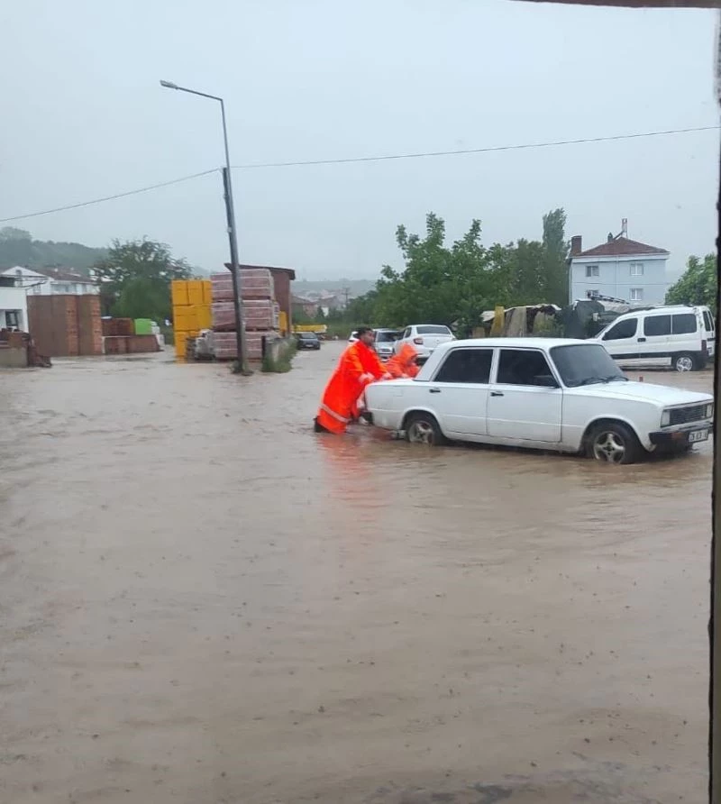 Bilecik’te sağanak yağış sonrası alt geçitte araç içinde mahsur kalan 6 kişi kurtarıldı
