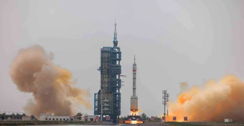 Çin, uzaya ilk sivil astronotu gönderdi
