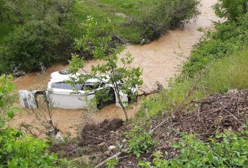 Araç dereye uçtu: 3 yaralı
