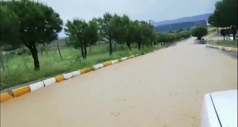 Buldan’da yağış sonrası üst yapı çöktü
