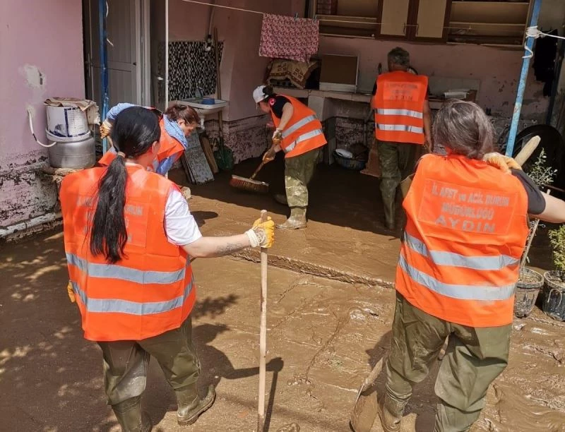 AFAD Gönüllüleri, selin yaraları sarılıyor
