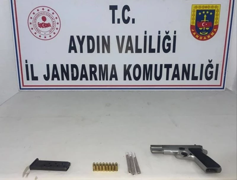 Jandarma şüphelendi, araçtan silah ve uyuşturucu çıktı
