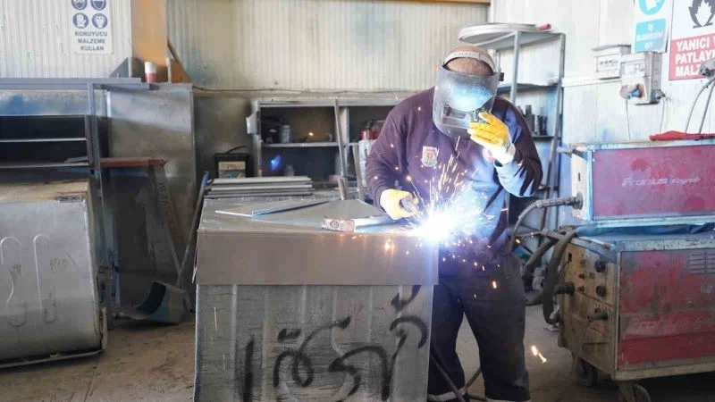 Tarsus Belediyesi çöp konteynerlerini onarıp yeniden kullanıma sunuyor
