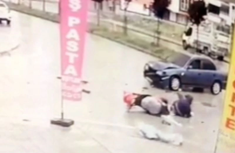 Samsun’da otomobilin 2 motosiklete çarpma anı kamerada
