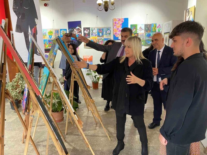 Yıl sonu resim sergisi beğeni topladı
