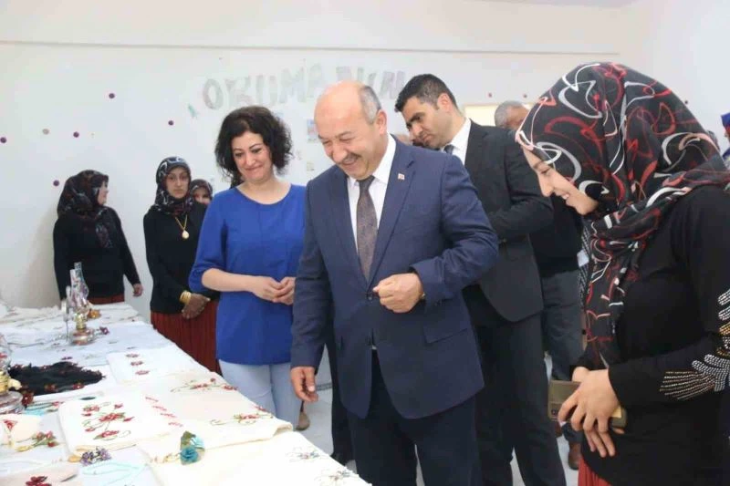 Kütahya’da iğne oyası kursunun yılsonu sergisi açıldı
