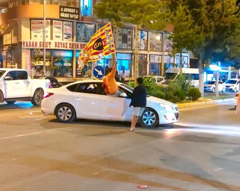 Mardin sarı-kırmızı renklere büründü
