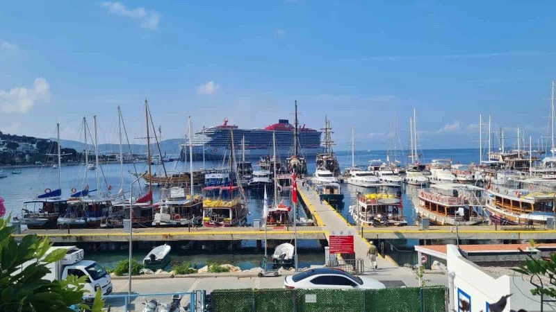 İki gemi ile Bodrum’a 1982 yolcu geldi
