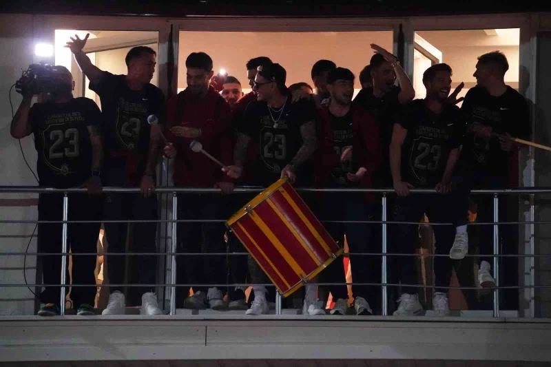 Galatasaray şampiyonluğu Florya’da taraftarıyla kutladı
