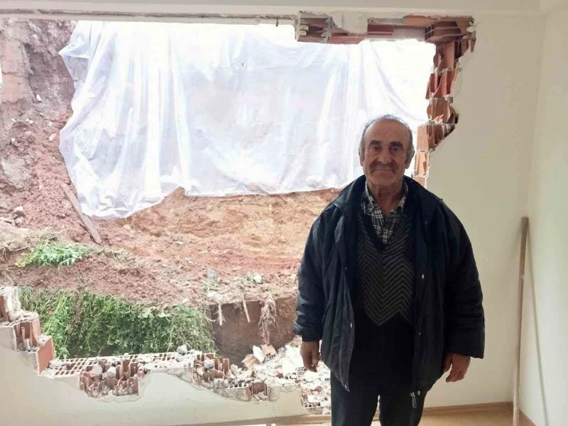 Yağmurda yıkılan istinat duvarı yaşlı çiftin evini yerle bir etti
