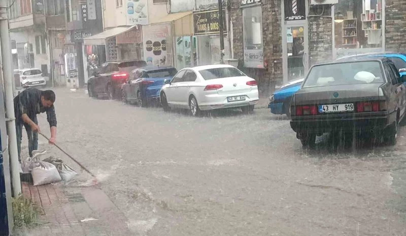 Kütahya’da şiddetli yağış hayatı felç etti: Ev ve iş yerleri sular altında kaldı
